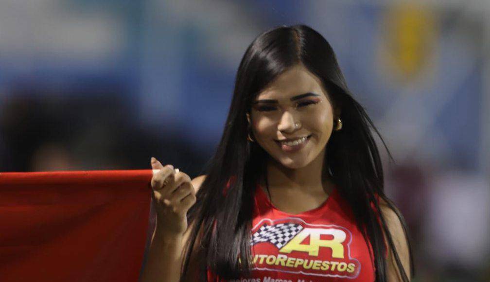 Una de las hermosas edecanes que tobó miradas en el Olimpia vs Real España . 