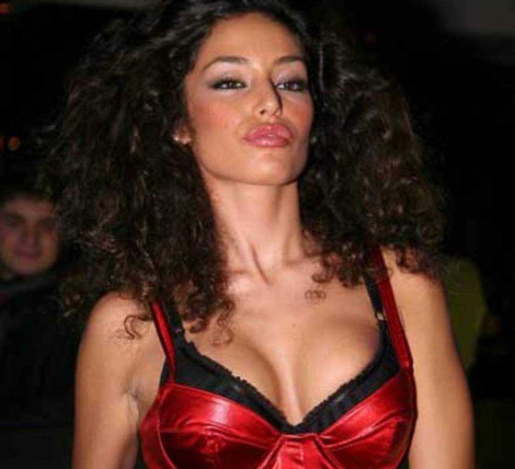 Raffaella tuvo una relación con el polémico jugador Mario Balotelli, con el que procreó una hija, Pia, a la que el jugador no reconoció en primera instancia.