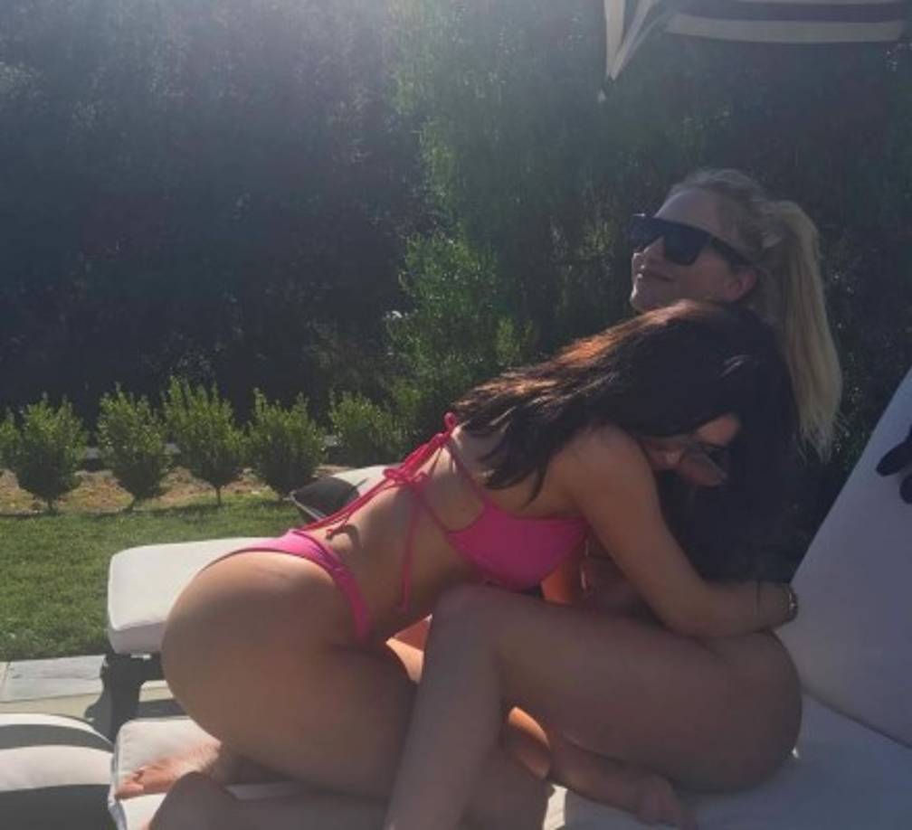 Jenner fue recibida en Sugar Factory como una estrella de rock, entre los gritos de 2 mil 500 fans reunidas en el patio del restaurante y tienda de dulces.