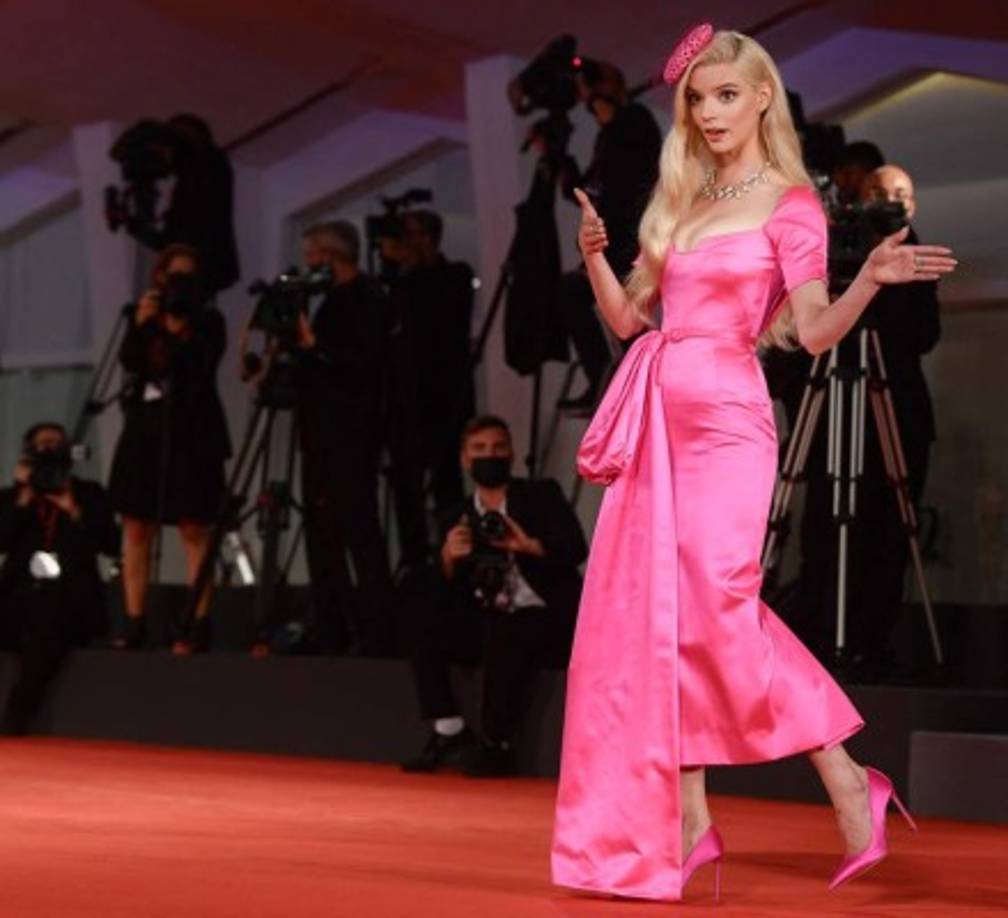 La actriz de 25 años lució así de elegante en el estreno de 'Last Night in Soho'.