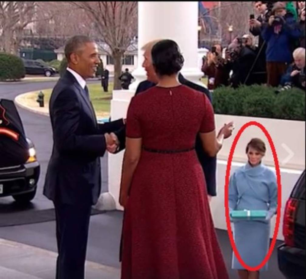 Mientras subía las escalinatas de una de las entradas de la Casa Blanca el republicano se apresuró a tomar su lugar, saludar a Michelle y Barack Obama y posar para la foto, vivía un día glorioso, pero jamás recordó que su esposa lo acompañaba y que debería ser un poco caballeroso aunque sea para cubrir las apariencias.