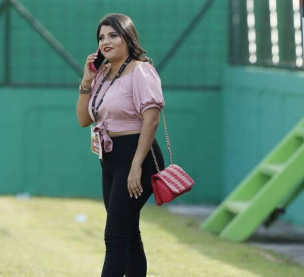 La periodista Mayra Pastrana arriba a un año más de vida este sábado y llegó a trabajar al estadio Yankel Rosenthal de San Pedro Sula.