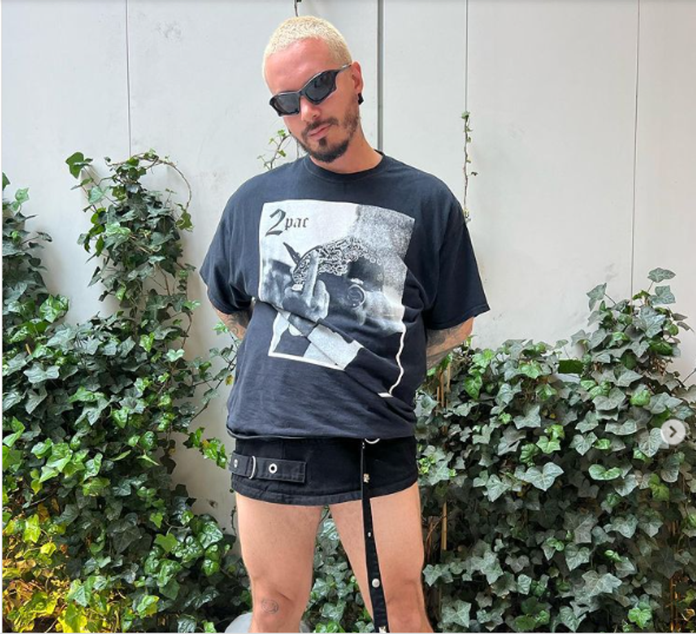 El cantante colombiano, J Balvin, también se probó un conjunto de falda y cinturón y posó para su cuenta de Instagram.