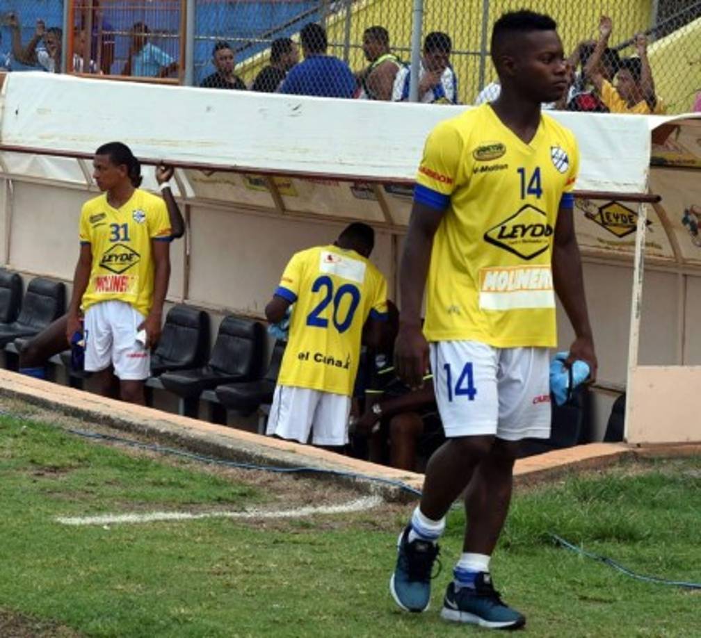 Los jugadores del Victoria, tristes.