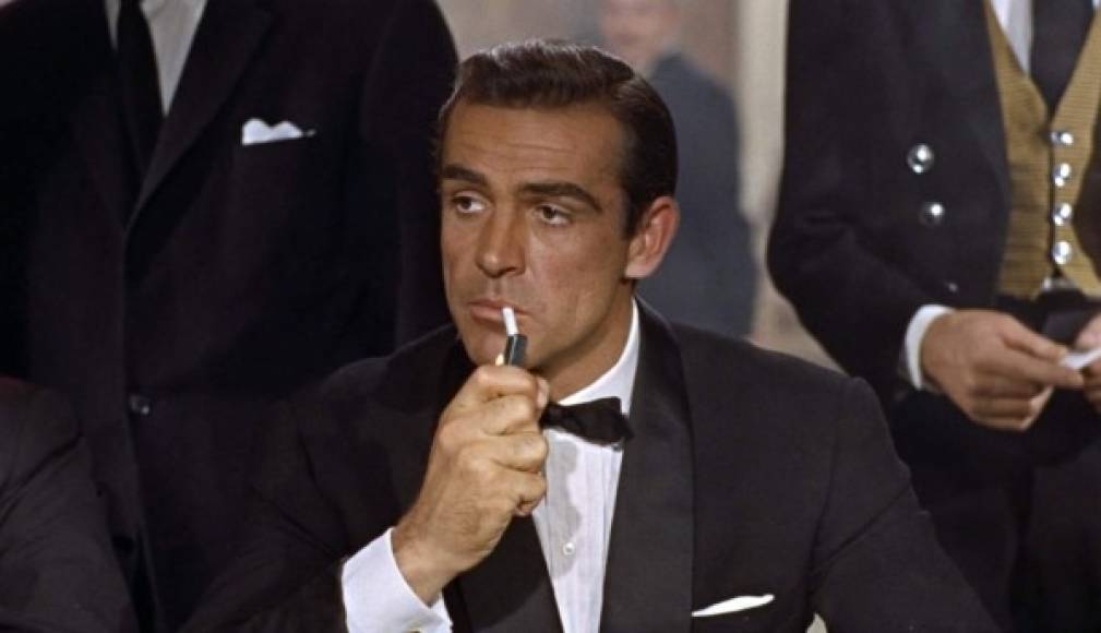 En este último filme, Connery volvió a ponerse en la piel del agente 007 tras un impase de una película en que George Lazenby le tomó el relevo, y con ella batió un récord Guinness: ser el actor mejor pagado por un solo filme.