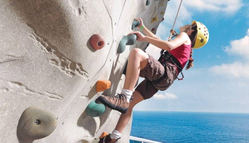 Un turista escala una pared del área de entretenimiento del crucero Allure of the Seas. Foto tomada de Iglu Cruise.