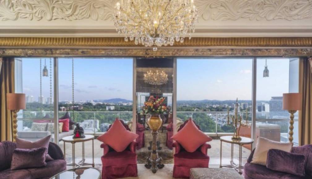 La lujosa suite también cuenta con una terraza con impresionantes vistas a los Jardines Botánicos de Singapur, además tiene una sala de estar, comedor, oficina y gimnasio.