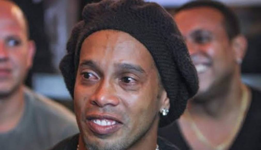 Ronaldinho se expone a 5 años de cárcel por documentos falsos