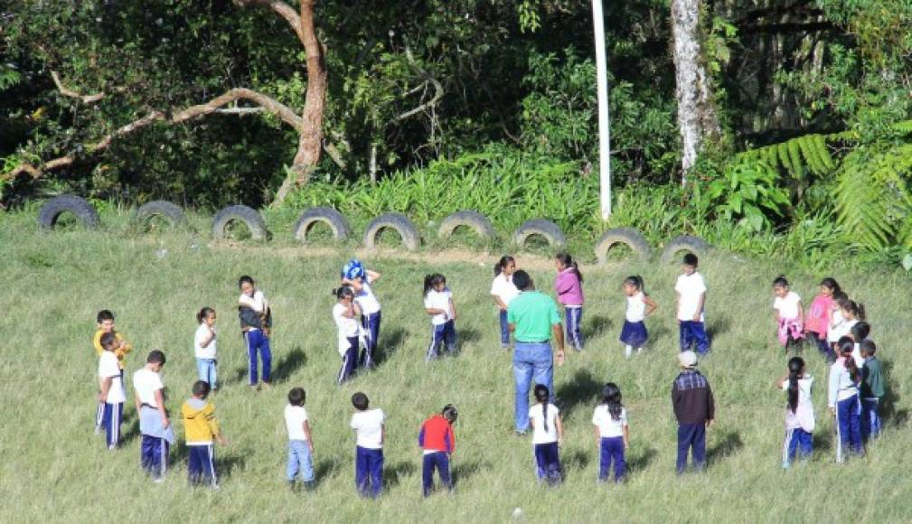 Este grupo de alumnos de la escuela de El Merendón disfrutan de actividades al aire libre.