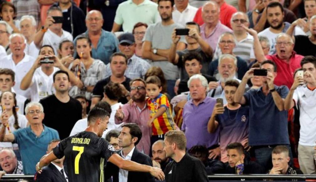 Cristiano Ronaldo la reclamó al técnico del Valencia, Marcelino García Toral, por su expulsión. Y atrás los aficionados del Valencia le dicen de todo. Foto EFE