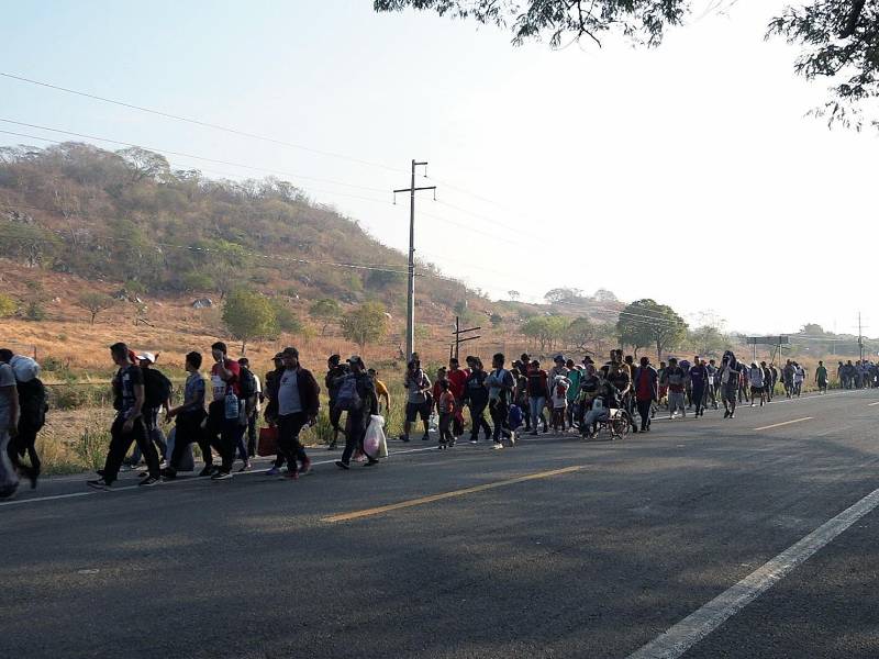 Migrantes caminan durante una caravana que se dirige a la frontera con Estados Unidos hoy, en el municipio de San Pedro Tapanatepec en el estado de Oaxaca (México).