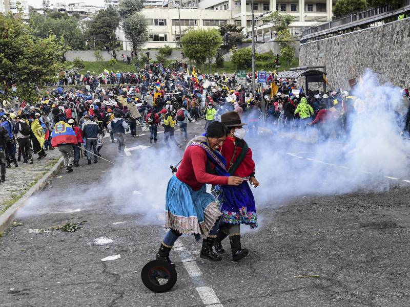 Los indígenas que protestan en Quito desde hace 10 días intentaron entrar al edificio del Congreso.