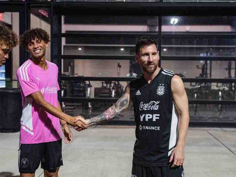 El pasado sábado el hondureño David Ruiz sorprendió al debutar de forma oficial en la MLS de Estados Unidos. A continuación de informamos la historia del catracho; jugó contra Messi y el resto de campeones del mundo.