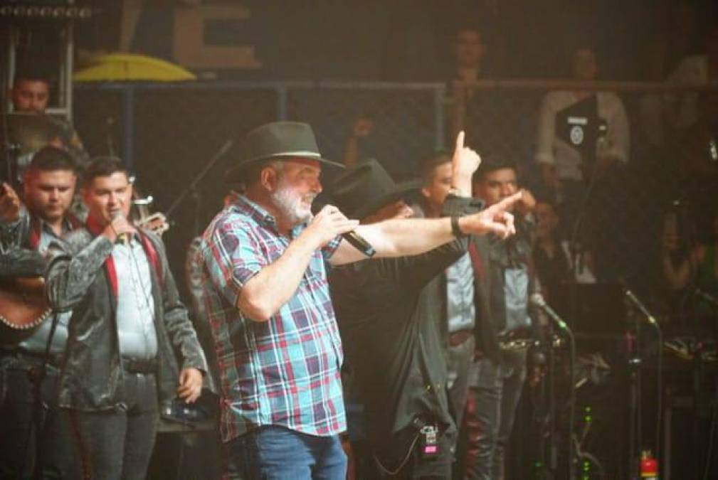 El alcalde Roberto Contreras también se subió al escenario donde cantaba El Chapo de Sinaloa para agradecer su presencia en San Pedro Sula. Fotografía: La Prensa / Amílcar Izaguirre