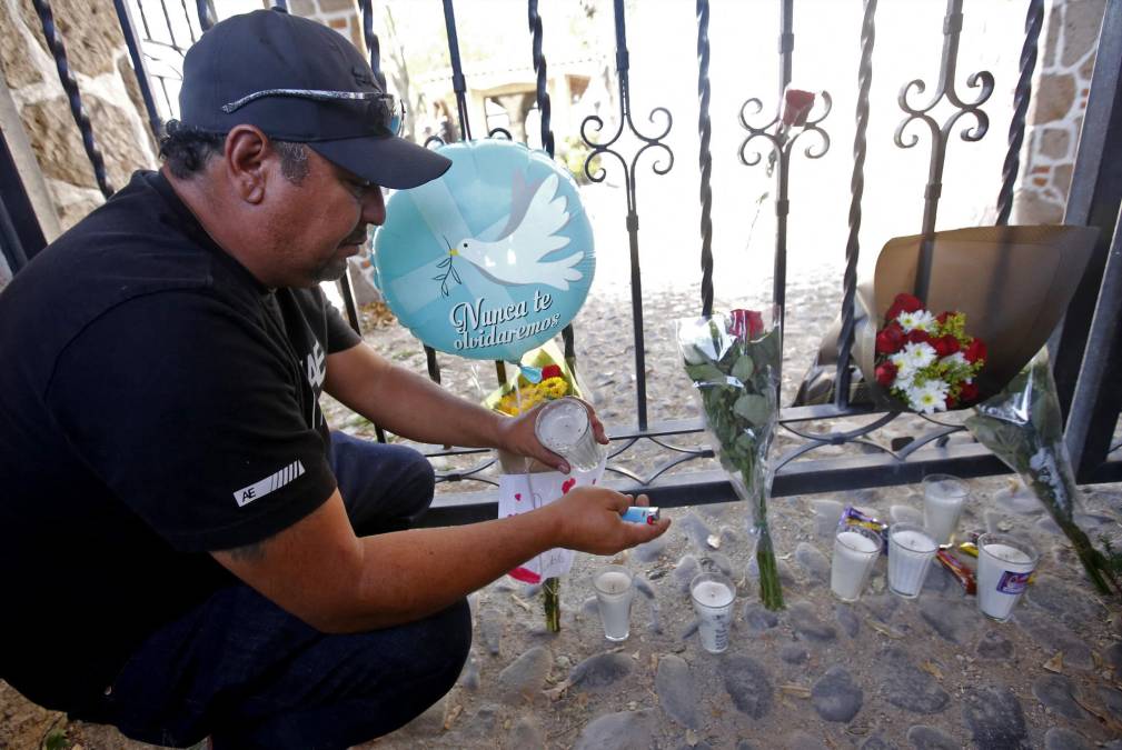 Fernández, el representante más importante de la música ranchera en México, falleció el domingo en Guadalajara a los 81 años, luego de permanecer en el hospital casi cinco meses por un accidente doméstico, informó su familia.