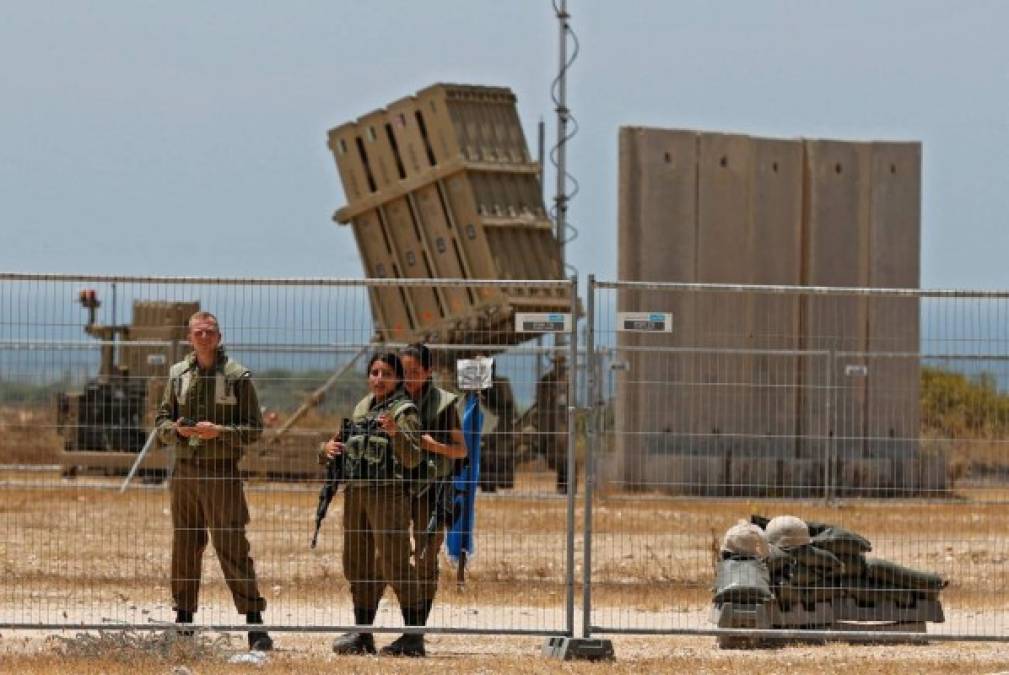De estos, unos 900 cohetes fueron interceptados por el sistema de defensa aérea Cúpula de Hierro, que protege a Israel de ataques, informó el portavoz del ejército israelí, Jonathan Conricus.
