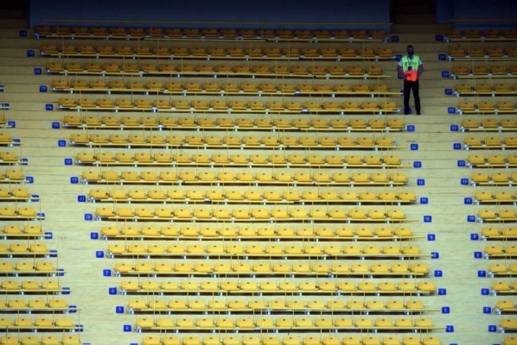 Un guardia de seguridad de La Bombonera observa el partido desde una tribuna sin aficionados debido a las restricciones por el coronavirus.