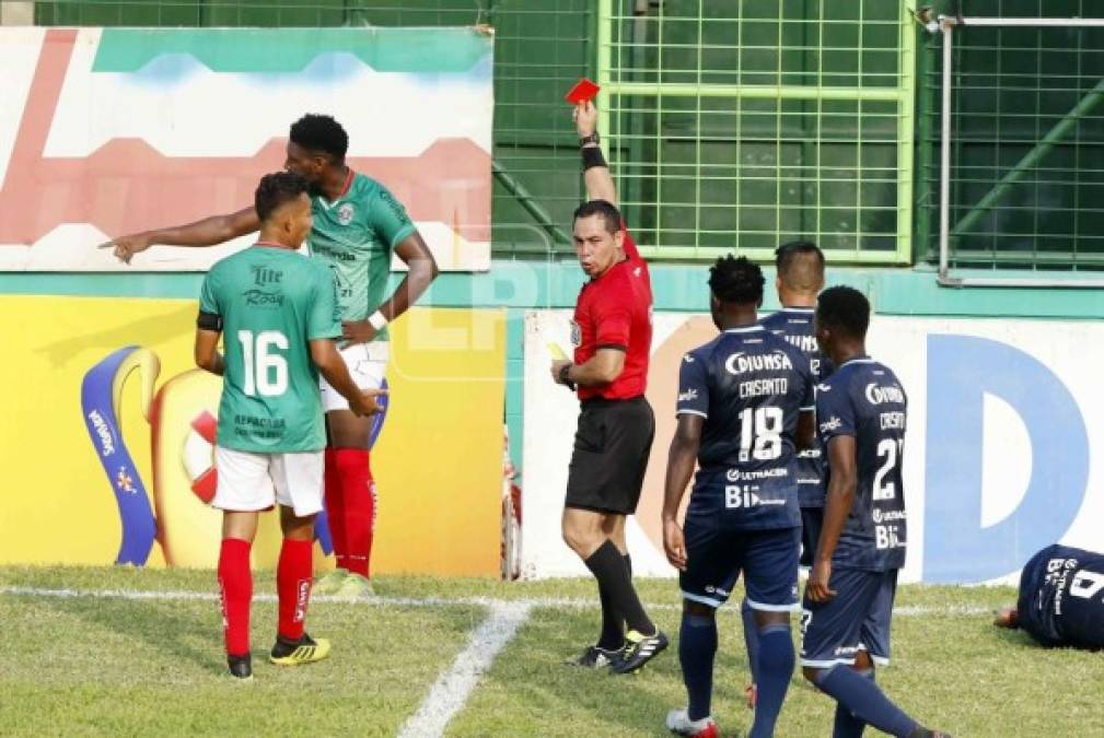 El árbitro Héctor Rodríguez cuando le mostraba la tarjeta roja a Cristian Moreira.