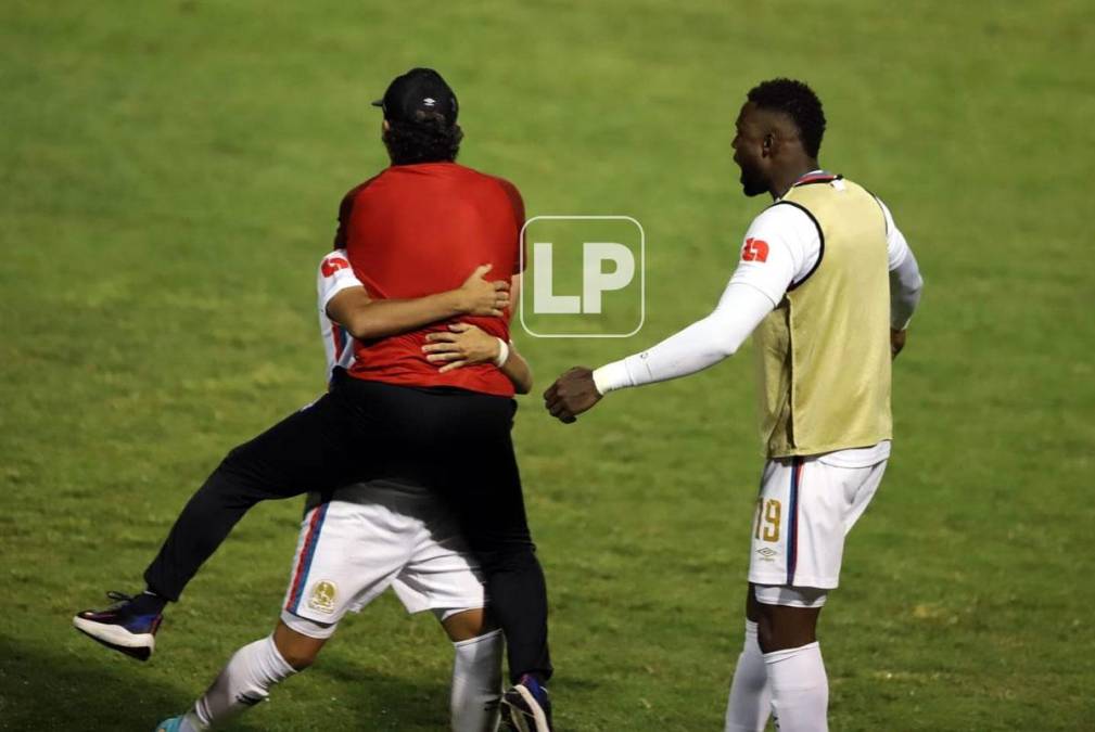 Pedro Troglio saltó sobre Jorge Álvarez para celebrar de manera eufórica el golazo del mediocampista del Olimpia para el 2-1.