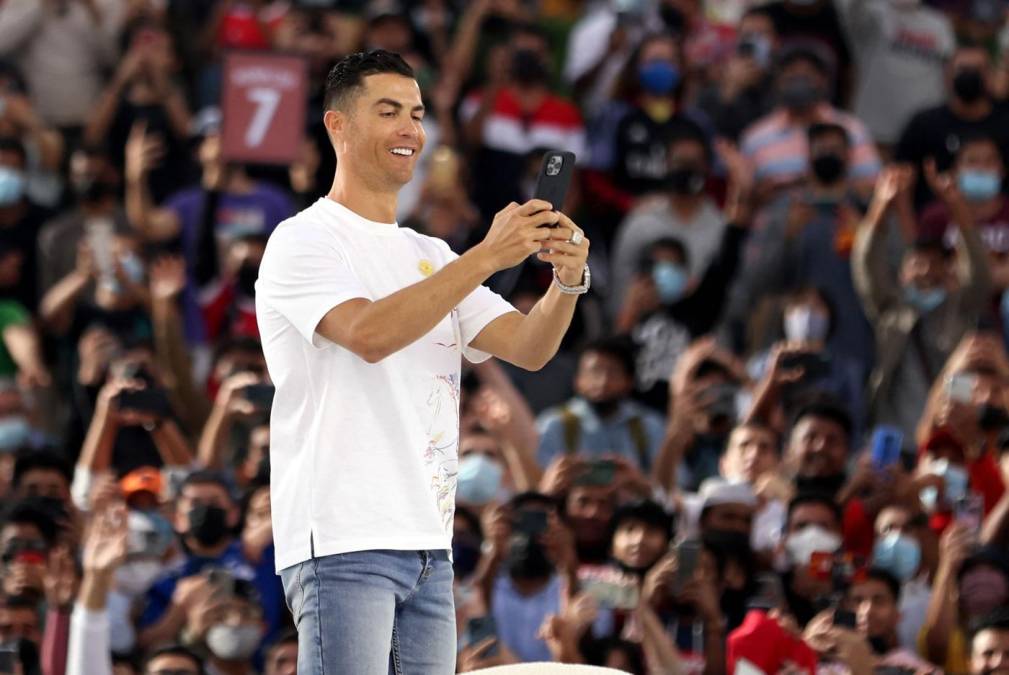 Cristiano Ronaldo también sacó su celular para tomarse varias selfies con los aficionados.