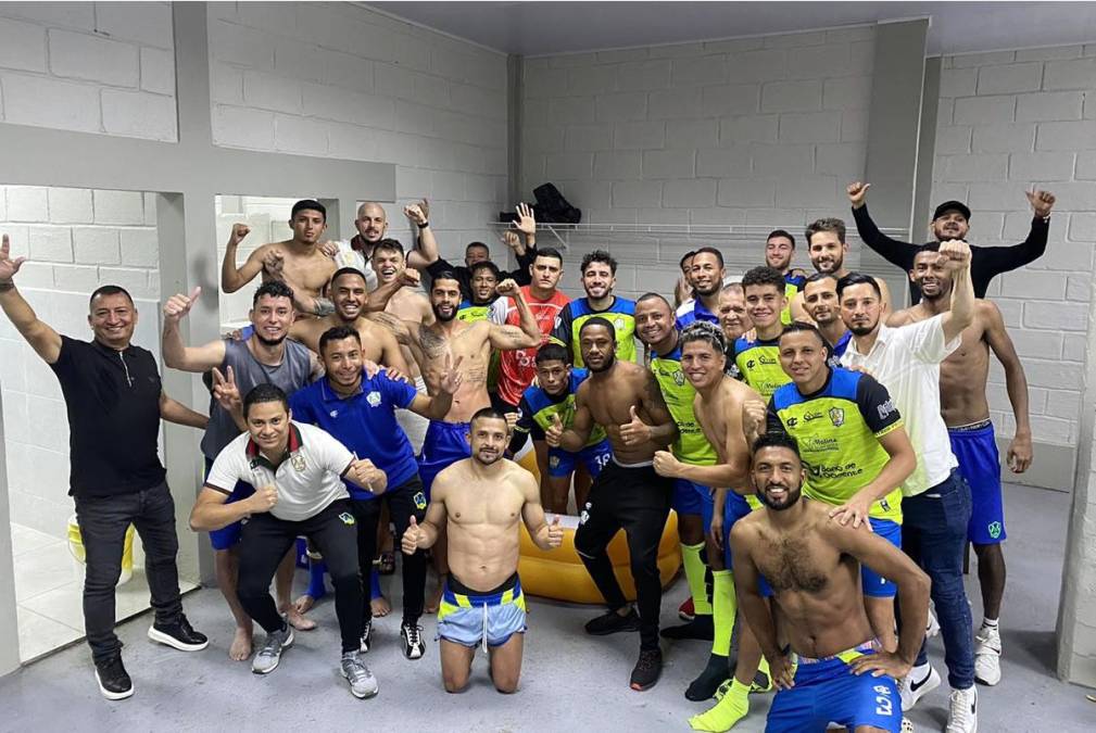 Jugadores y cuerpo técnico de los Potros del Olancho FC celebraron el triunfo ante Motagua en el vestuario del estadio Carlos Miranda de Comayagua.