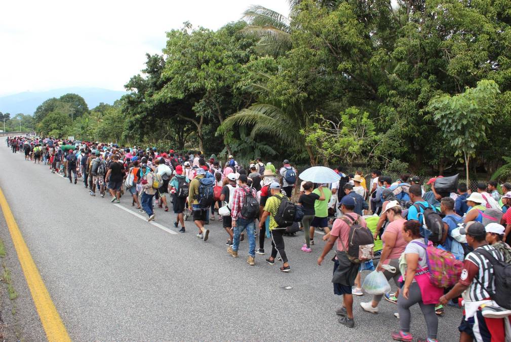 Esta familia, al igual que las miles personas que viajan en este éxodo por las carreteras de Chiapas, han emprendido la travesía ya que no pudieron resolver sus trámites administrativos en Tapachula, donde las autoridades están sobrepasadas.