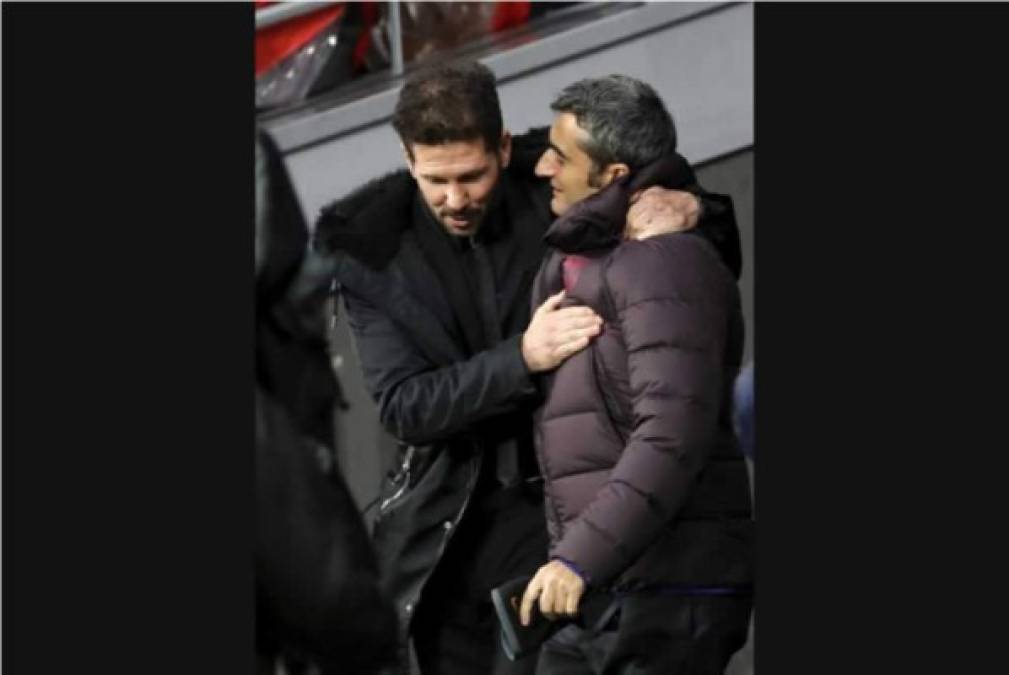 Diego Pablo Simeone y Ernesto Valverde se saludan antes del partido.