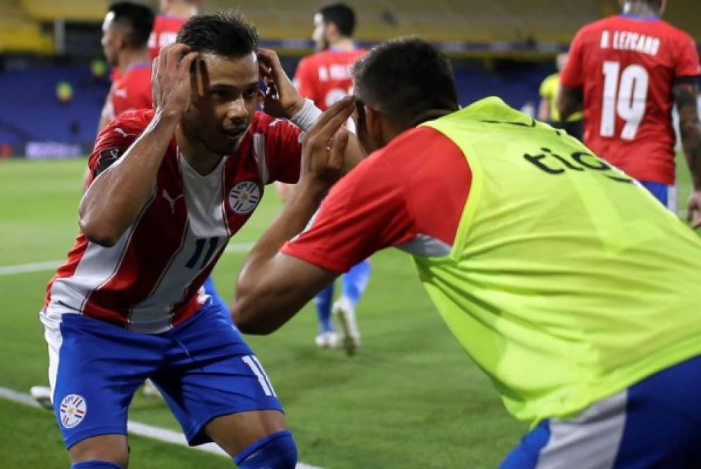 Ángel Romero (izquierda) de Paraguay celebra su gol de penal contra Argentina.