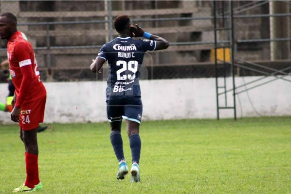 Román Rubilio Castillo se encargó de marcar el primer gol del Motagua y así lo celebró.