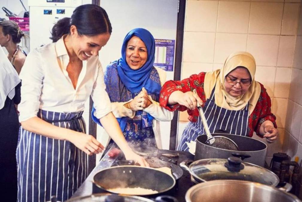 2. Meghan ayuda a lanzar un libro de cocina de caridad en Hubb Community Kitchen y defiende a las mujeres<br/><br/>Meghan ha sido una feminista autodenominada y humanitaria desde antes de casarse con el príncipe Harry y durante el año pasado, el mundo pudo verla poner su activismo en acción como una royal.<br/><br/>