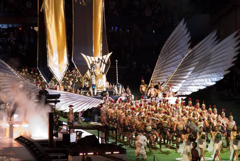 Su show comenzó coronada y cubierta por una capa dorada cosida a mano , con piezas de metal dorado, cristales, tachuelas y lentejuelas, montada en un trono egipcio sobre una carroza tirada por bailarines vestidos de gladiadores. 