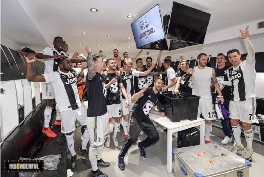 La locura se desató en el camerino en la celebración del título de la Juventus.