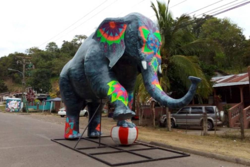 Espectaculares chimeneas gigantes se exhiben en el municipio de Trinidad, Santa Bárbara, zona occidental del Honduras. El paseo real de las chimeneas gigantes es un evento único en el país que será admirado por miles de hondureños y extranjeros.