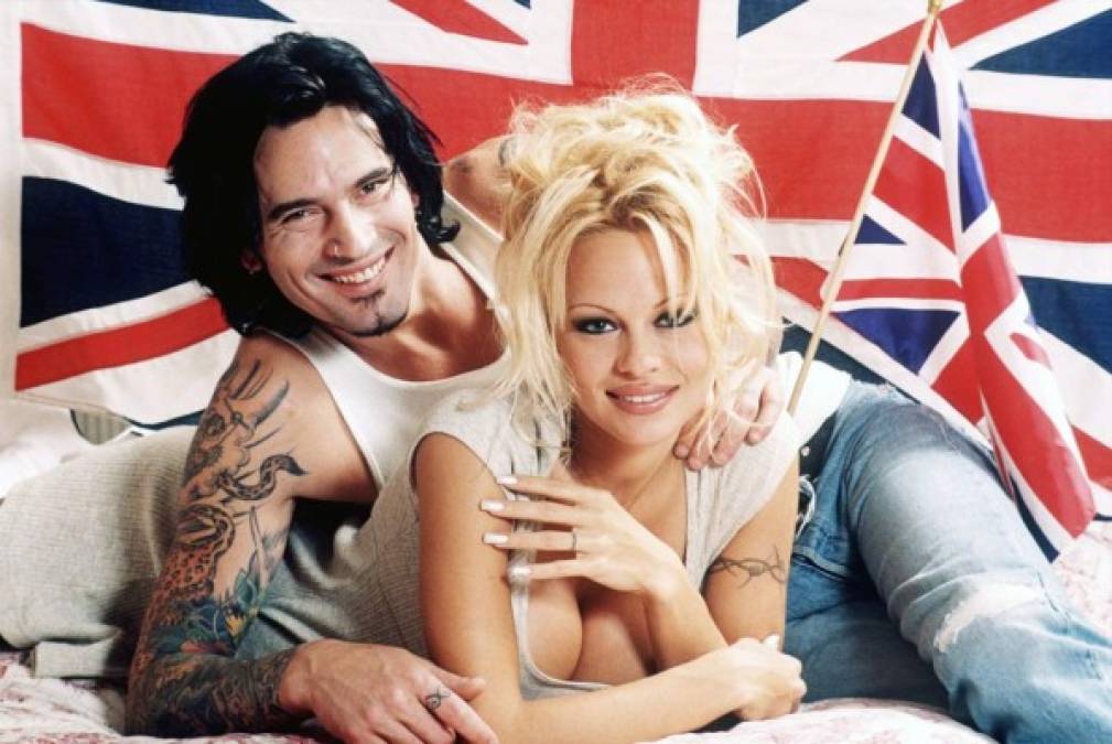 El primer matrimonio de Pamela Anderson fue con el baterista de Mötley Crüe, Tommy Lee, en 1995. La pareja se casó solo cuatro días después de conocerse, y poco después del torbellino por su repentina boda, se filtró en internet un video sexual de ambos, lo cual fue un gran escándalo en la década de los 90.