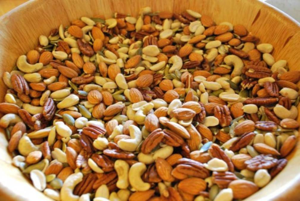 Almendras y nueces: Los frutos secos aportan cantidades significativas de vitamina E, la vitamina E es fundamental para mantener la elasticidad de la piel.