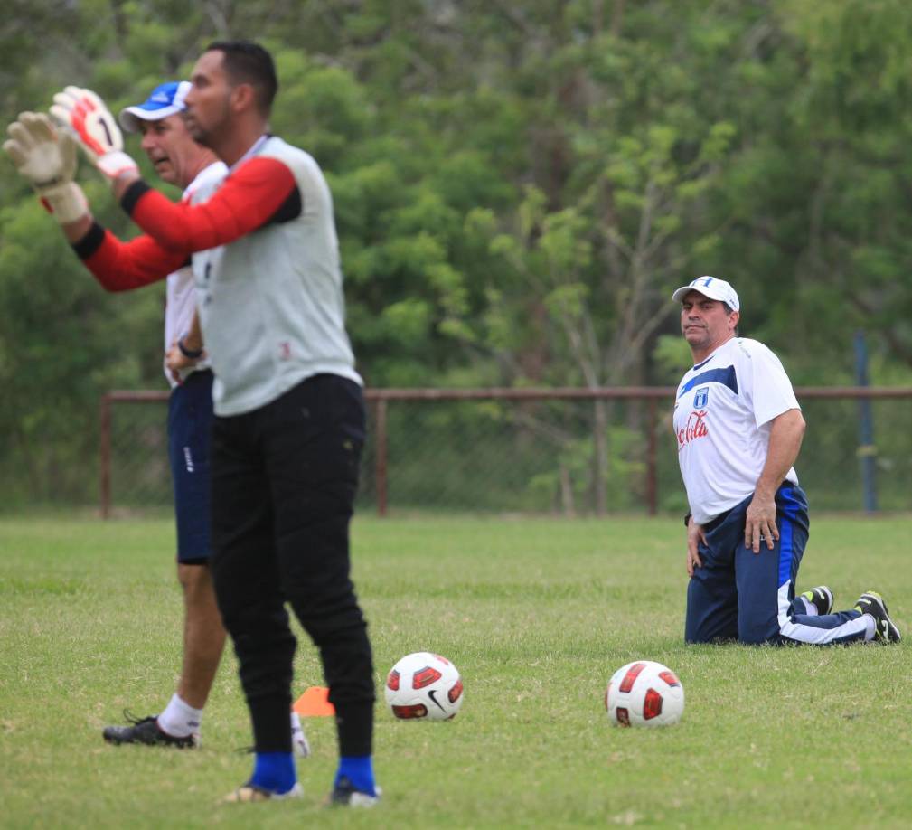 Elmer demostró grandes condiciones y eso lo llevó formar parte de la Selección de Honduras bajo el mando de Luis Suárez.