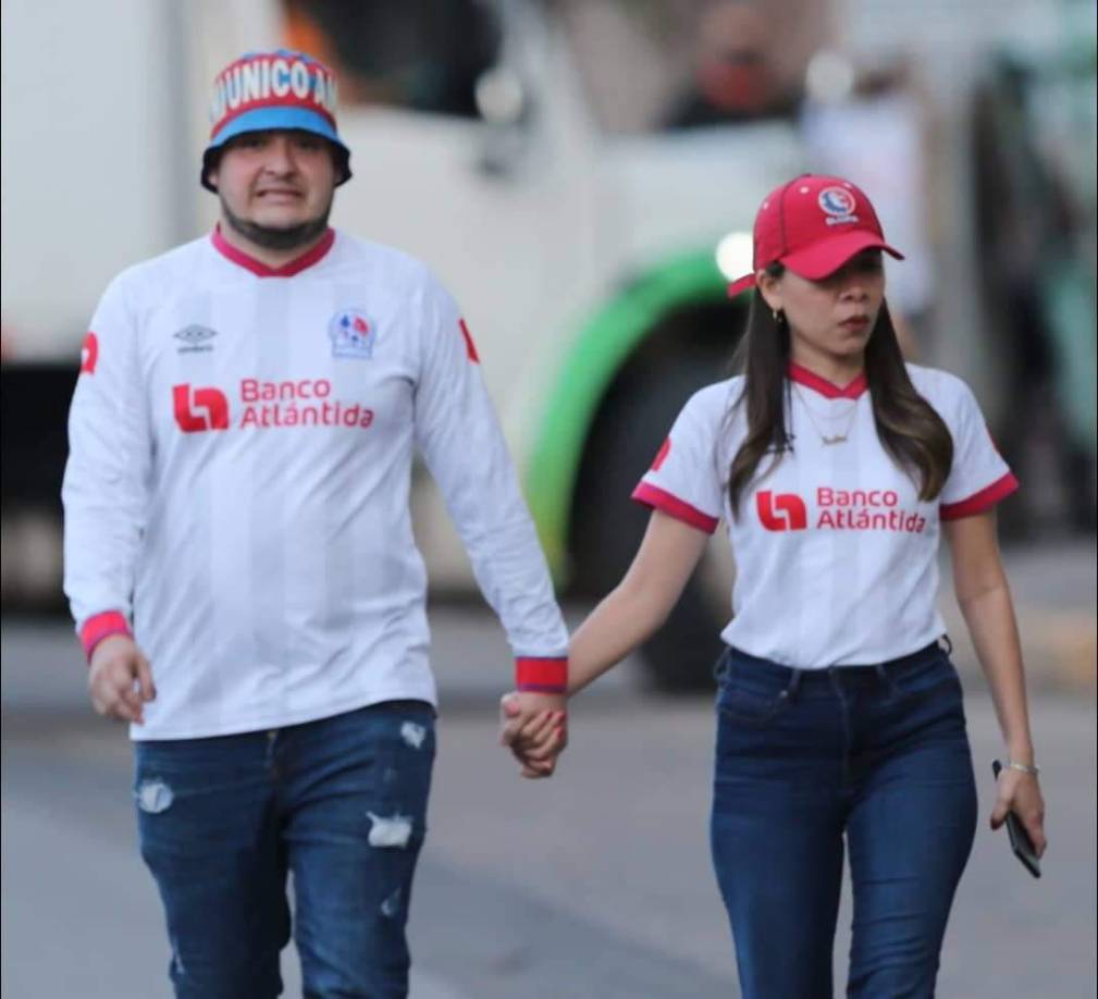 Desde muy temprano comenzaron a llegar los aficionados olimpistas al estadio Nacional Chelato Uclés.