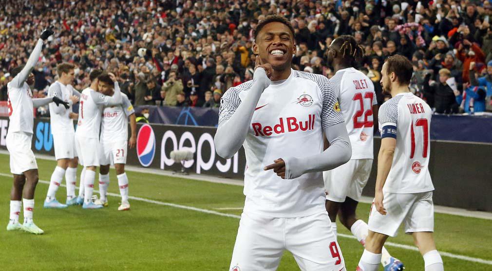 Adamu celebrando el gol que abrió el marcador en el Salzburgo vs Bayern Múnich.