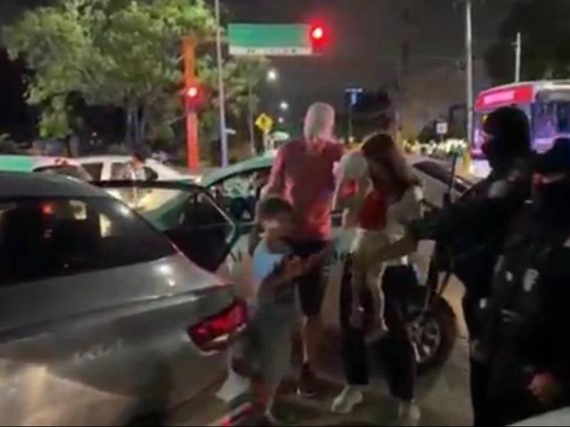 Una familia de turistas extranjeros fue desalojada del Uber en el que se dirigían hacia su hotel por un grupo de taxistas.
