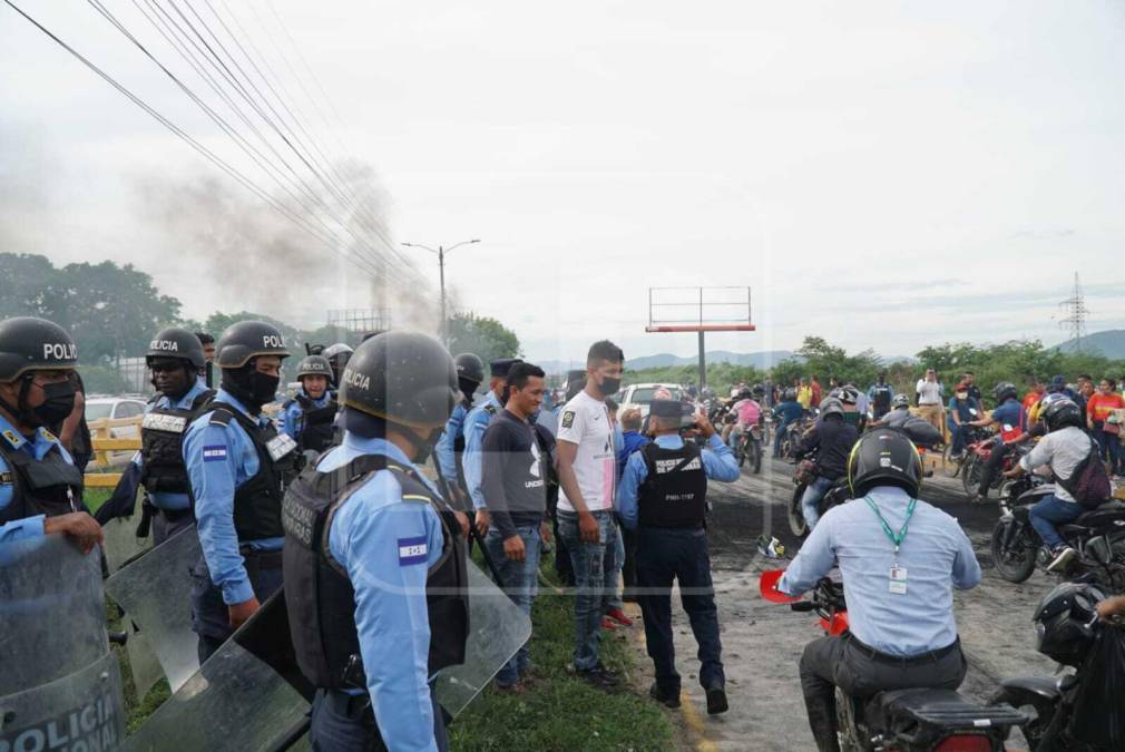 Protesta en la CA-13 (puente río Chotepe) en La Lima, Cortés. Fotografía: La Prensa / José Cantarero. 