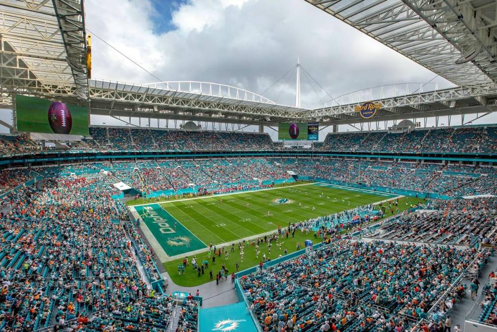 Hard Rock Stadium (Miami) - Es un estadio multideportivo ubicado en el suburbio estadounidense de Miami Gardens, al norte de Miami, Florida. Cuenta con un capacidad para 65.326 espectadores y juegan como locales los Miami Dolphins.