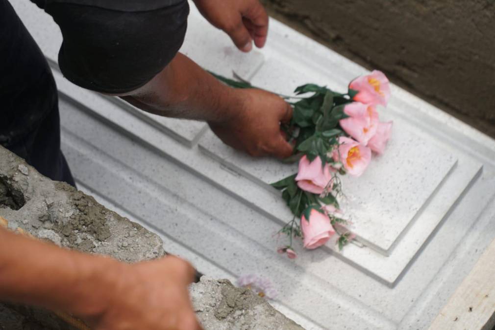 Momentos de dolor y tristeza se vivieron este viernes en el sepelio de la pequeña Estefany Dubón Gonzales, de 18 meses, quien fue asesinada el miércoles, presuntamente, por su padrastro en Choloma, zona norte de Honduras. Fotografías: La Prensa / José Cantarero. 