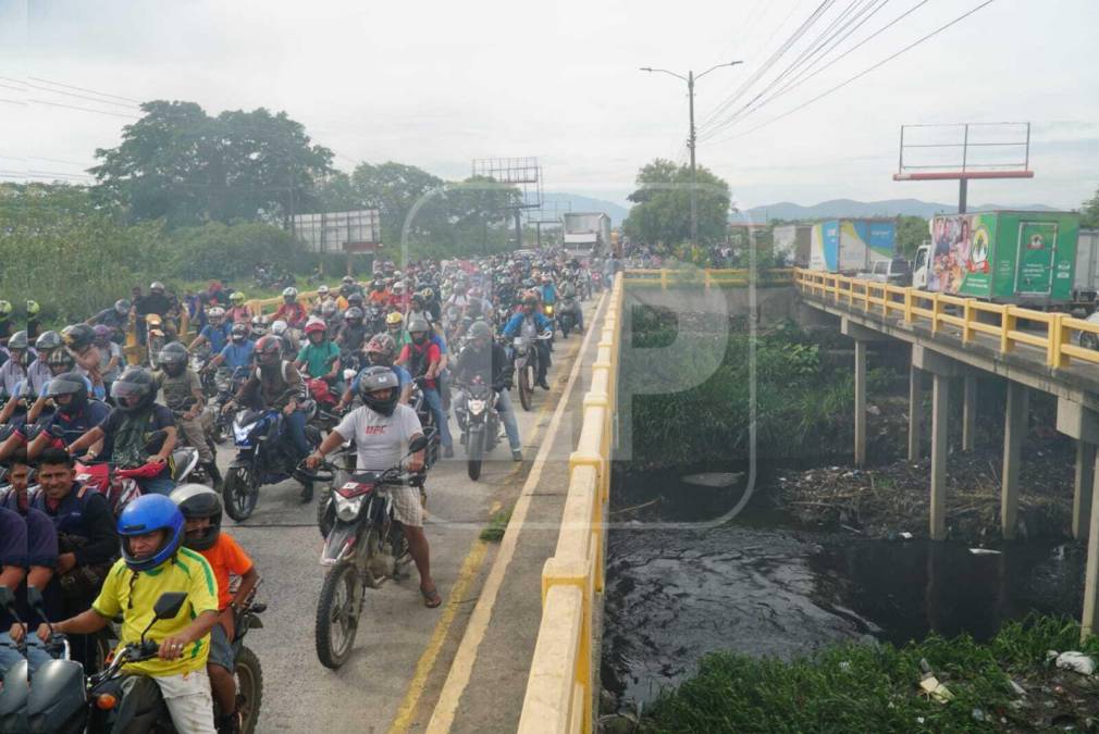 La manifestación de pobladores limeños, que exigen reparación de bordos en el sector, provocó un intenso caos vial por varias horas en el carril de entrada y el de salida hacia y desde San Pedro Sula. 