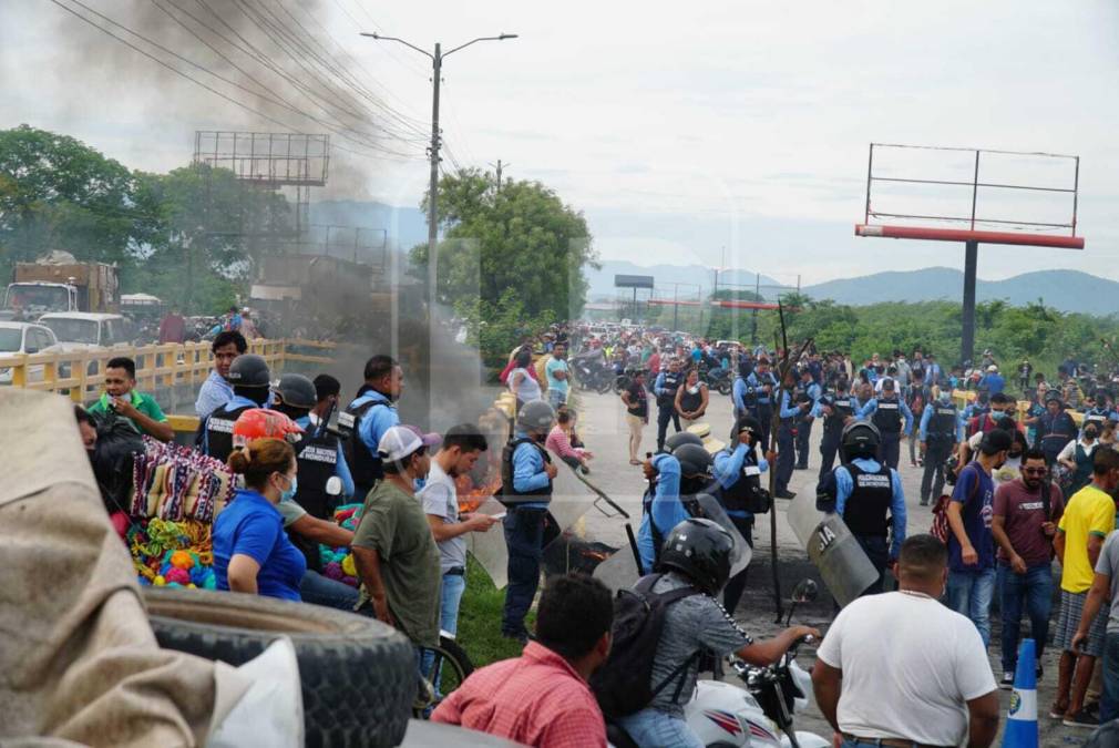 Protesta en la CA-13 (puente Río Chotepe) en La Lima, Cortés. Fotografía: La Prensa / José Cantarero. 