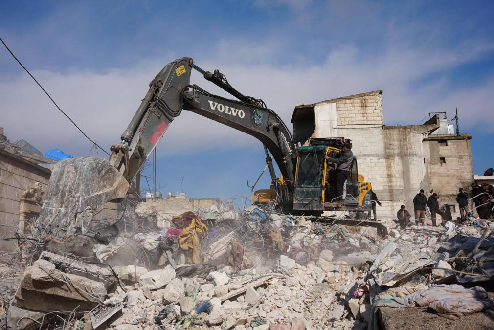 Rescatistas buscan contra reloj a supervivientes de los terremotos en Turquía y Siria