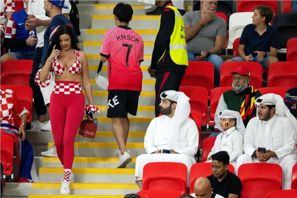 La sexy croata acudió al estadio Ahmad bin Ali para seguir el partido ante Bélgica. Como todos los aficionados y aficionadas, bajó por las escaleras del coliseo qatarí para buscar su localidad.