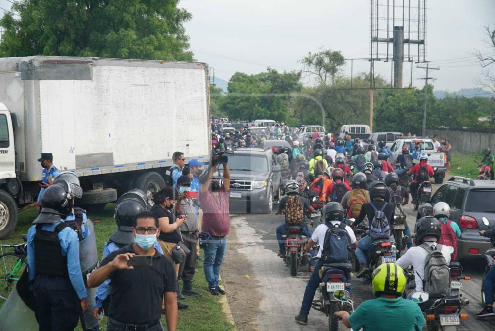 El grupo de ciudadanos quemó llantas y colocó escombros en ambas trochas del concurrido eje carretero que conecta con la capital industrial del país. Sin embargo, las autoridades liberaron el paso tras un acuerdo. Fotografía: La Prensa / José Cantarero. 