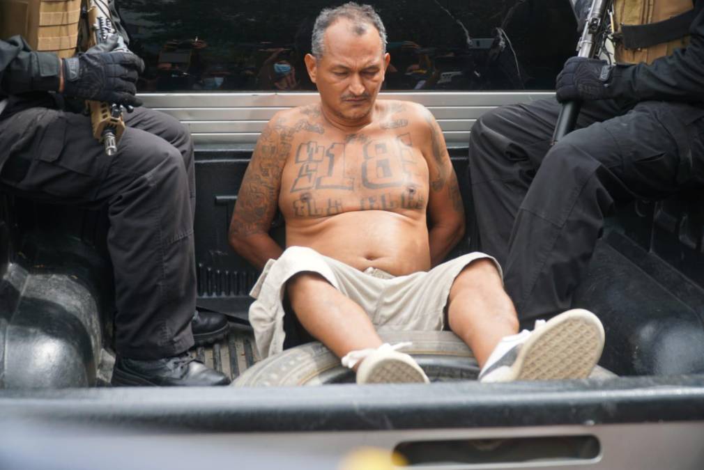 Con el pecho tatuado y poderosa arma: capturan a presunto pandillero