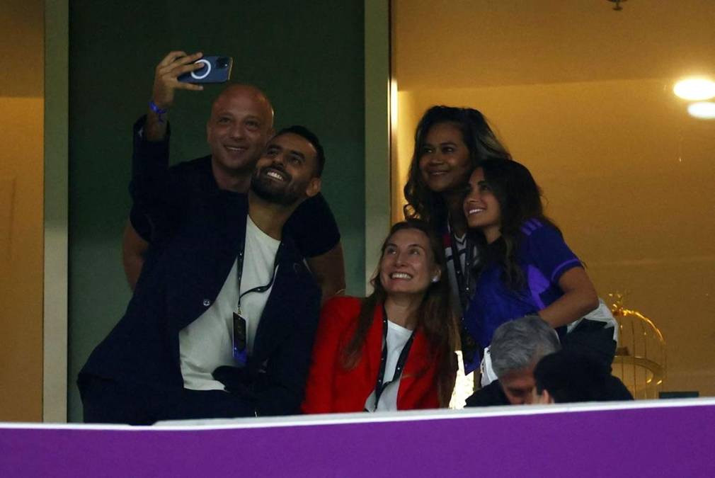Antonela Roccuzzo se mostró amable con aficionados que le pedían fotos en el palco de los estadios del Mundial de Qatar 2022.