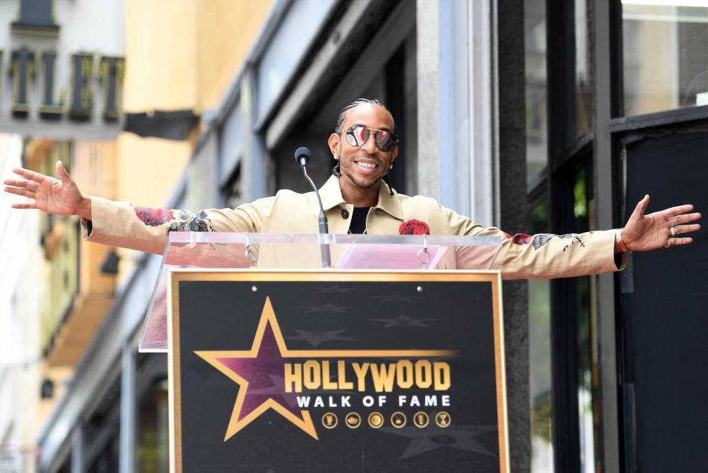 “Solía caminar por esta cuadra cuando era niño cuando venía a Hollywood de visita. Definitivamente nunca pensé que estaba en las cartas para mí tener mi propia estrella porque era un artista musical que hizo la transición a la actuación. Estoy impresionado de tener este emblema cinematográfico. En este momento, ni siquiera puedo expresar con palabras cómo me siento”, dijo Ludacris, cuyo nombre real es Chris Bridges.